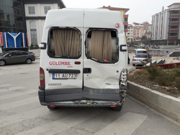 Kırmızı ışıktan bekleyen minibüse arkadan tır çarptı; 2 yaralı