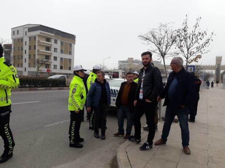 Kırmızı ışıktan bekleyen minibüse arkadan tır çarptı; 2 yaralı