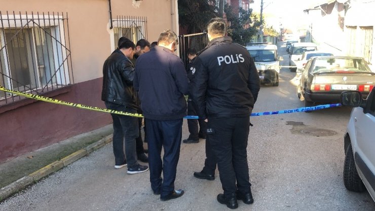 Kavga ettiği komşusunu silahla vurdu