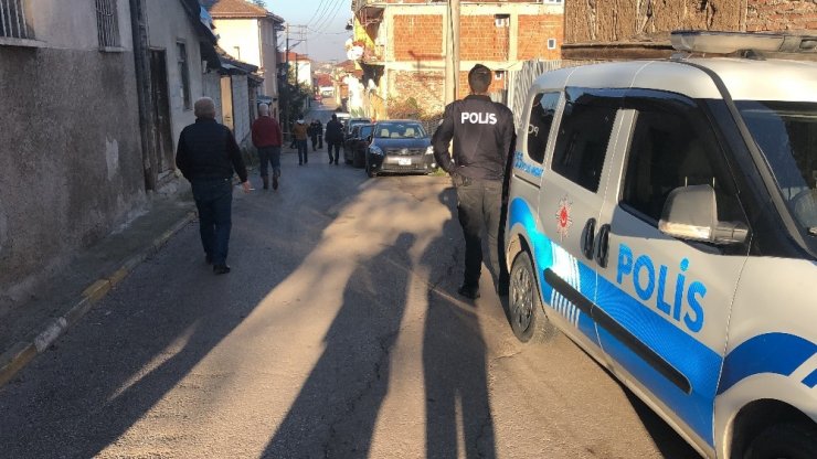 Kavga ettiği komşusunu silahla vurdu
