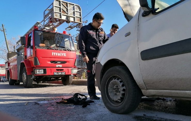 Alevlere teslim olan aracı küle dönmekten itfaiye kurtardı