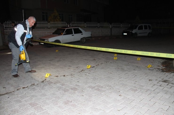 Seyir halindeki otomobile kurşun yağdırdılar