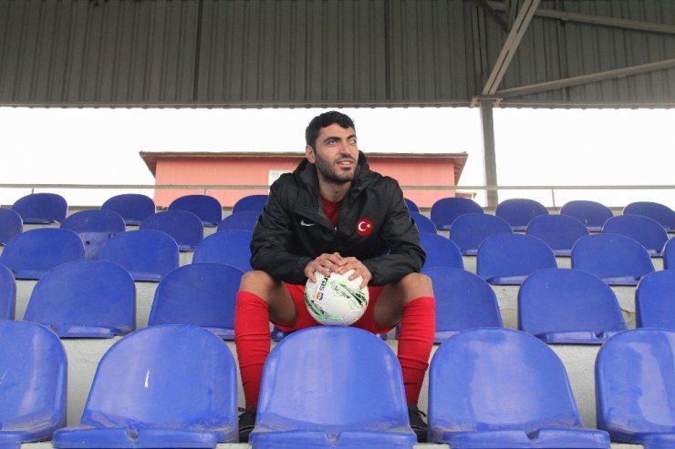 Yüzücü olmak isterken gözlerini kaybeden Mehmet Dinçer hayata futbolla tutundu