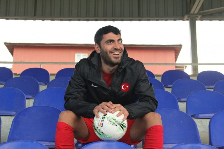 Yüzücü olmak isterken gözlerini kaybeden Mehmet Dinçer hayata futbolla tutundu