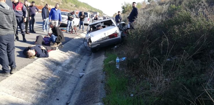 Tarsus’ta otomobil takla attı: 3 yaralı