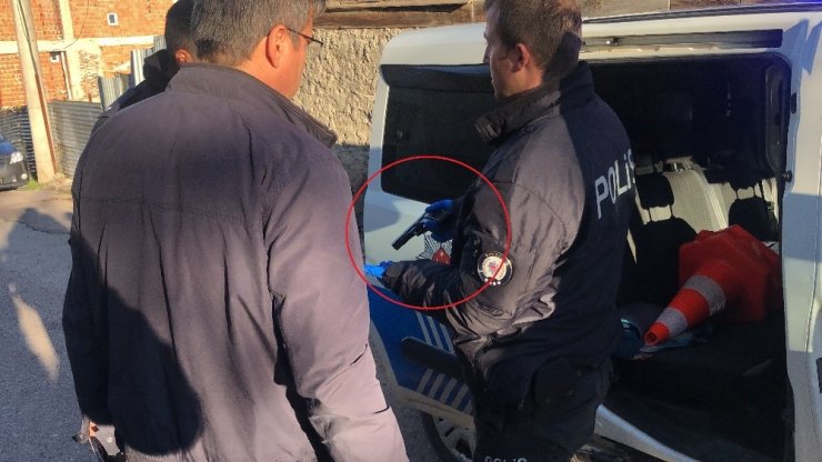 Kavga ettiği komşusunu silahla vurdu