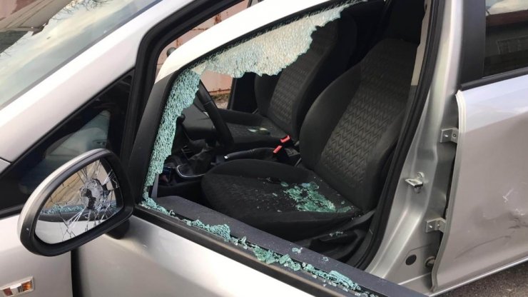 Polisten kaçan hırsızlık şüphelisi polis aracına çarpıp yaya olarak kaçtı