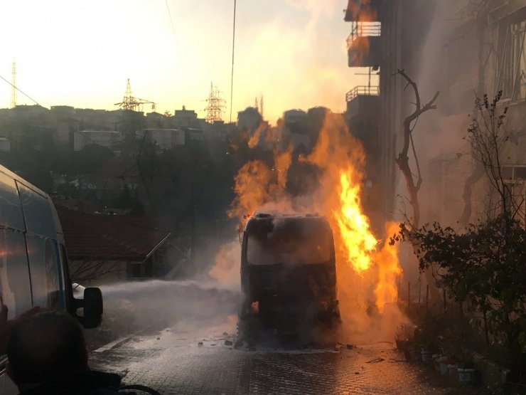 Damperi elektrik tellerine takılan kamyon alev alev yandı
