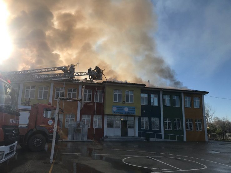 Sakarya'da okulda çıkan yangın söndürülmeye çalışılıyor