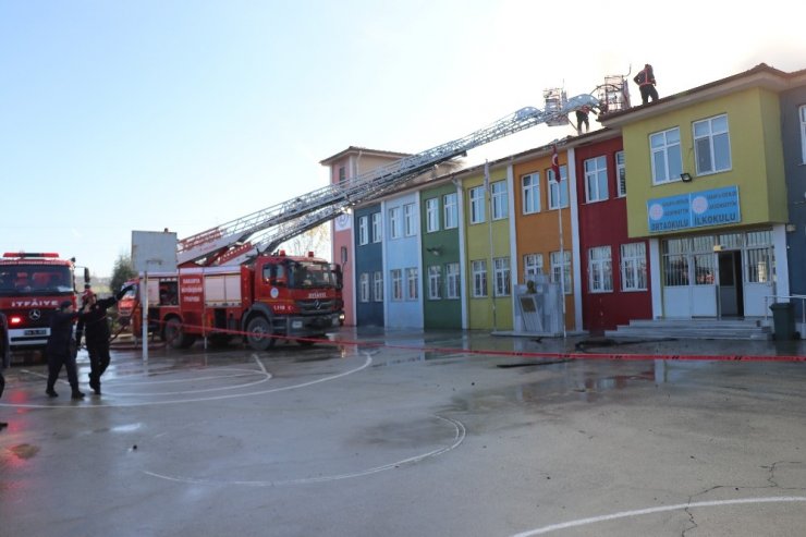 Okul çatısı alev alev yandı öğrenciler panik yaşadı