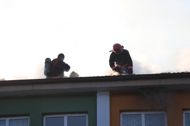Okul çatısı alev alev yandı öğrenciler panik yaşadı