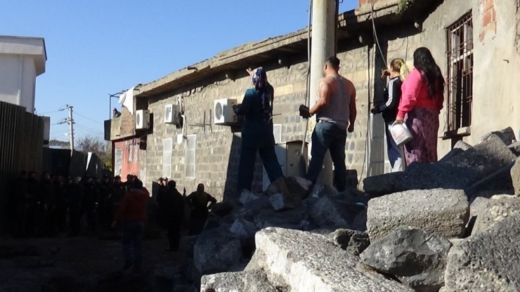Diyarbakır’da mahalle sakinleri, çevik kuvvet ekibine ’tarihi’ taşlarla saldırdı