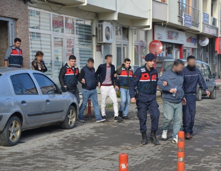 Kamyonetin içine 26 kaçak sığdırdılar: 5 tutuklama