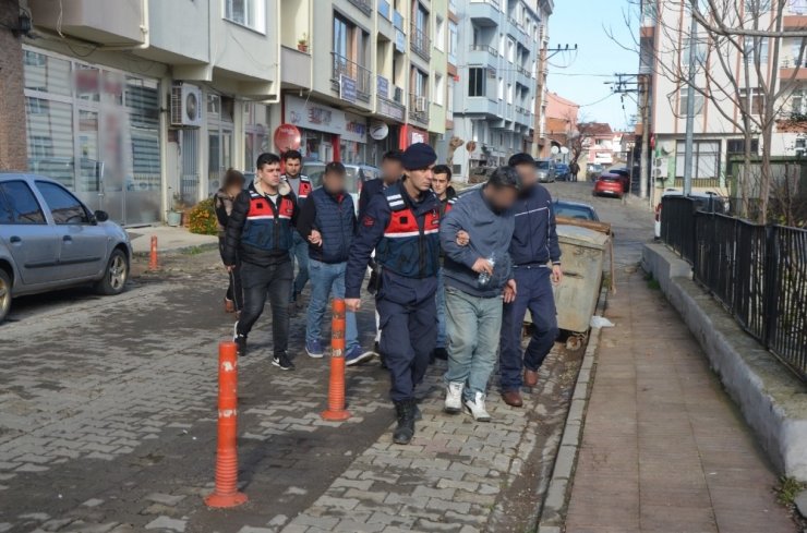 Kamyonetin içine 26 kaçak sığdırdılar: 5 tutuklama