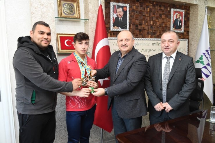 Başkan Tavlı, başarılı sporcuyu ödüllendirdi