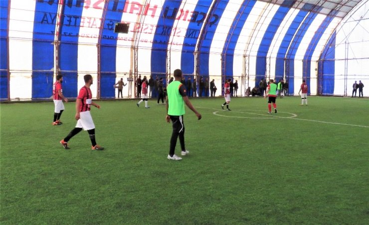 Siyahi futbolcu turnuvaya renk kattı