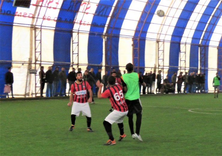 Siyahi futbolcu turnuvaya renk kattı