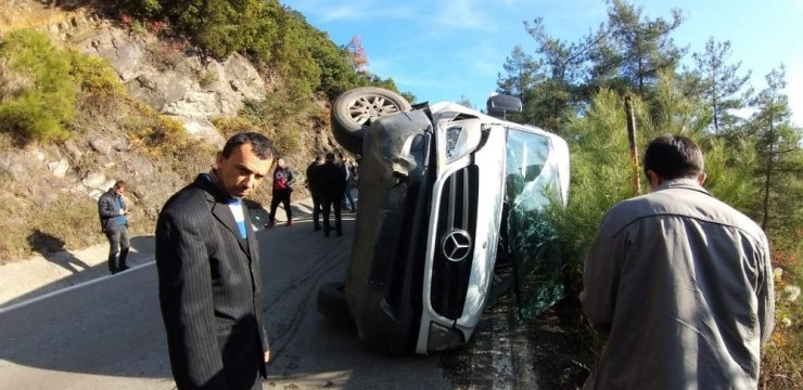 İşçi servisi devrildi; 4 yaralı