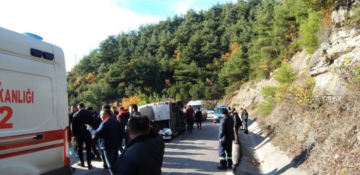 İşçi servisi devrildi; 4 yaralı