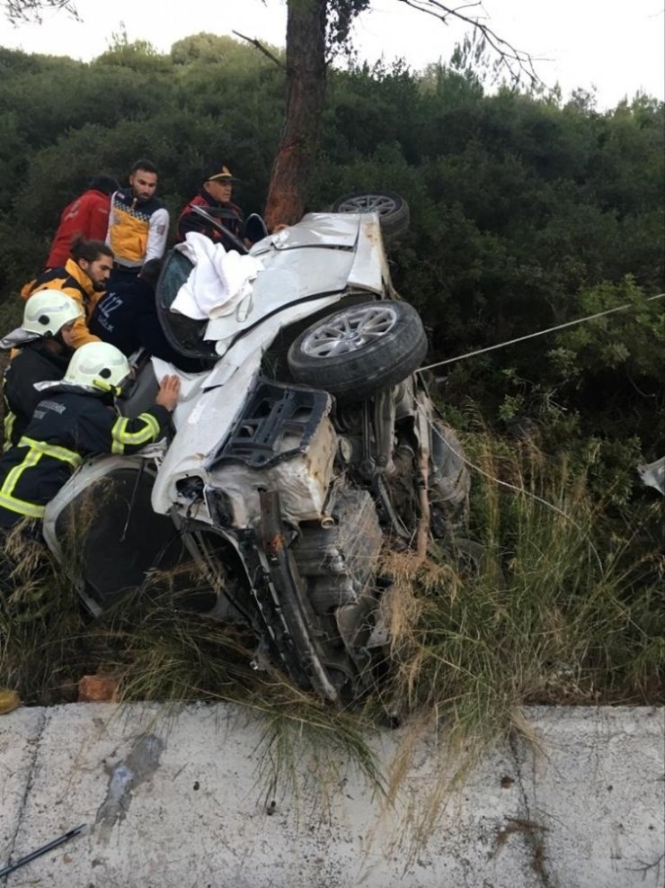 Lüks araç takla attı; 2 ölü 1 yaralı