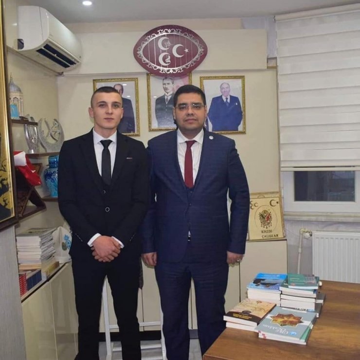 Atama yapılan başkana meydanda görev teslim edildi