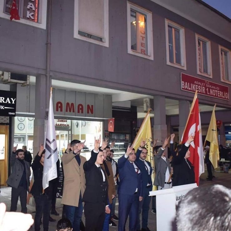 Atama yapılan başkana meydanda görev teslim edildi