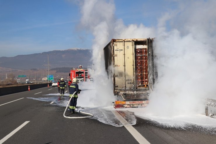 Bolu’da, lastiği patlayan tırın dorsesi alev alev yandı