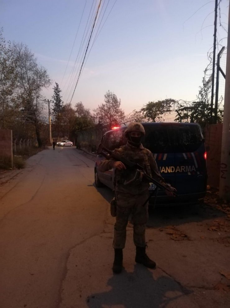 Bursa’da kaçak silah tacirlerine şafak operasyonu... Onlarca silah ve tüfek yakalandı