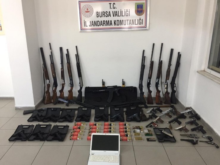 Bursa’da kaçak silah tacirlerine şafak operasyonu... Onlarca silah ve tüfek yakalandı