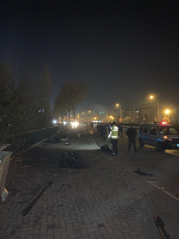 180 kilometre hızla önce ağaca, sonra da otobüs durağı çarptı
