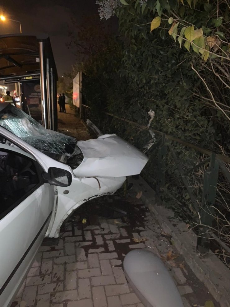 180 kilometre hızla önce ağaca, sonra da otobüs durağı çarptı