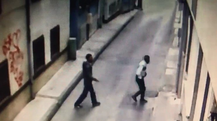 Yabancı uyruklu hırsızlar ikizlerin bebek arabasını böyle çaldı