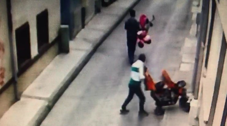 Yabancı uyruklu hırsızlar ikizlerin bebek arabasını böyle çaldı