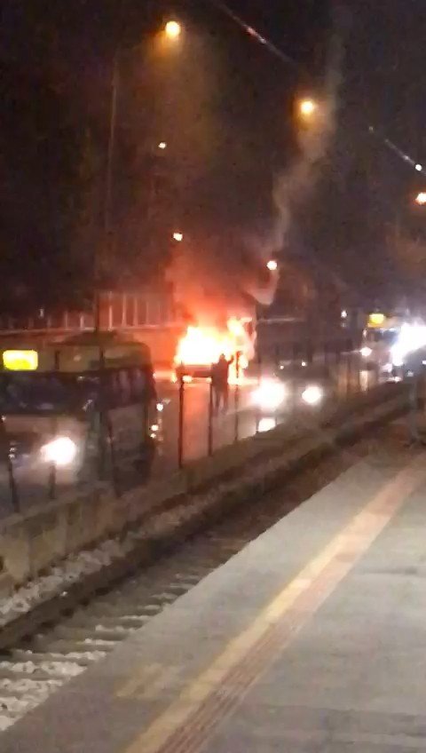 Seyir halindeki otomobil alev alev yandı, 3 kişi ölümden döndü