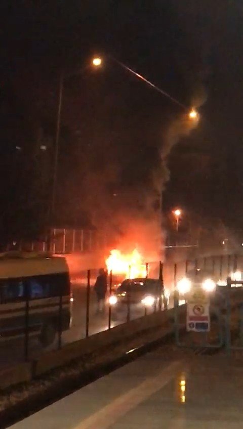 Seyir halindeki otomobil alev alev yandı, 3 kişi ölümden döndü