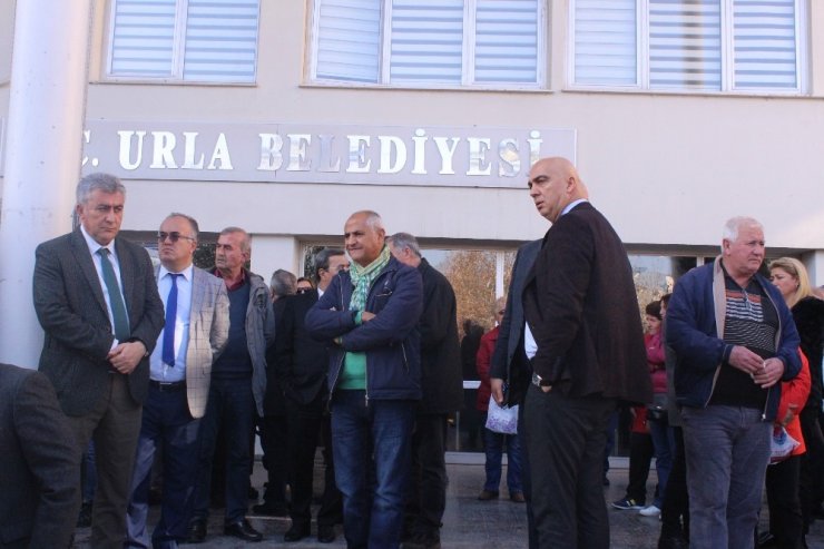 CHP’li yöneticilerden Urla Belediyesi önünde açıklama