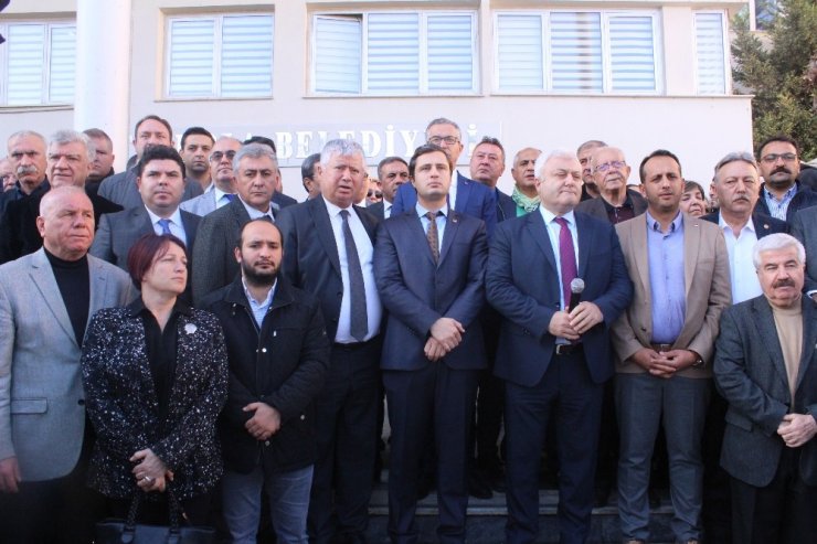CHP’li yöneticilerden Urla Belediyesi önünde açıklama