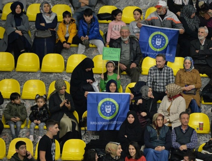 Efeler İstanbul’dan şen döndü