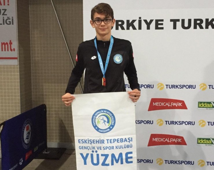 Tepebaşı’nın yüzücüleri derecelerle döndü
