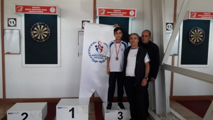 Isparta’da antrenör muhtarın çalıştırdığı dart sporcusu Türkiye 3.’sü oldu