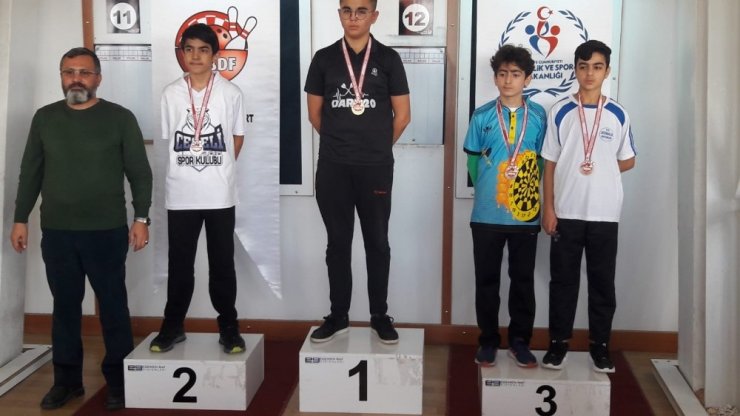 Isparta’da antrenör muhtarın çalıştırdığı dart sporcusu Türkiye 3.’sü oldu