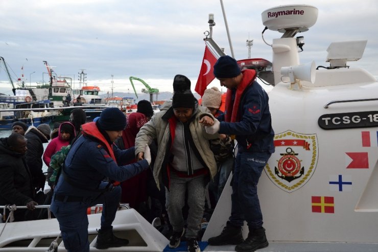 İzmir açıklarında 69 düzensiz göçmen yakalandı