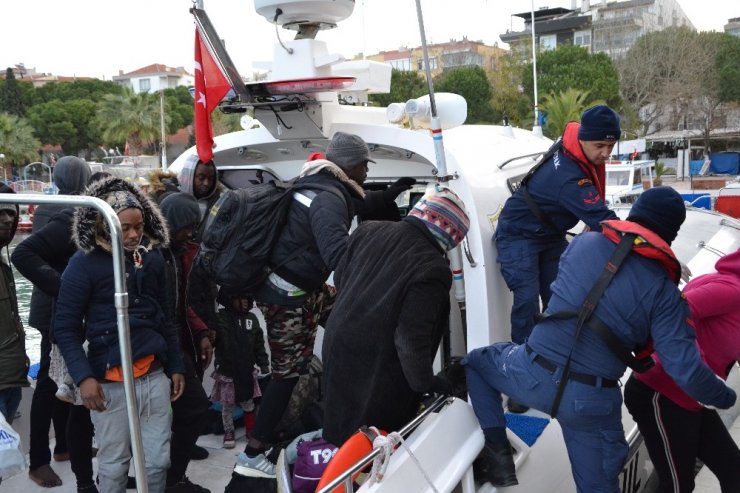 İzmir açıklarında 69 düzensiz göçmen yakalandı