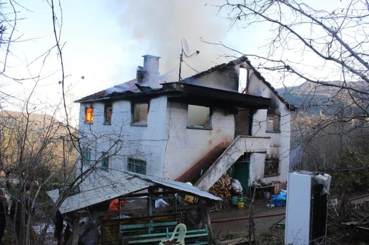 Yanan evlerini gözyaşları içinde izlediler