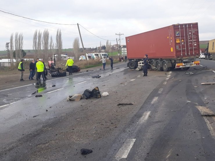 Tırla çarpışan traktör parçalara bölündü: 1 yaralı