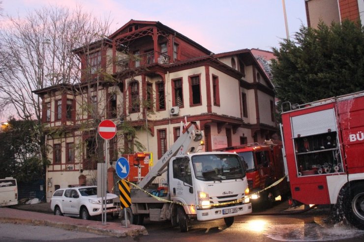 İzmit’te tarihi ahşap binada çıkan yangın büyük hasara neden oldu