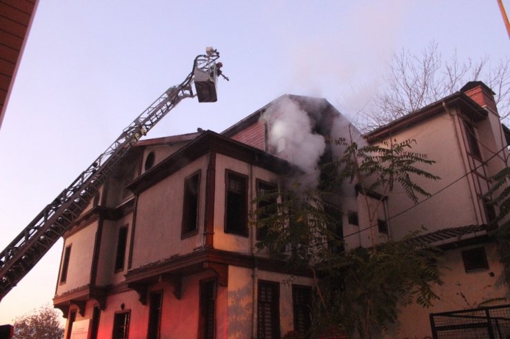 İzmit’te tarihi ahşap binada çıkan yangın büyük hasara neden oldu