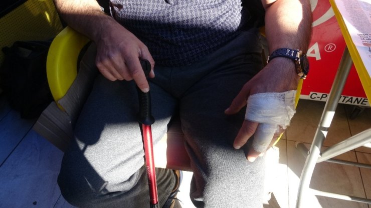 İş yerine araçla girip dükkan sahibini bıçaklayan şahıs kamerada