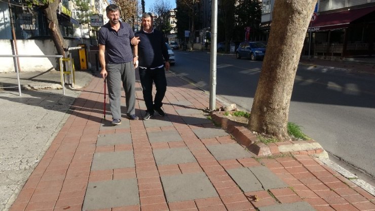 İş yerine araçla girip dükkan sahibini bıçaklayan şahıs kamerada