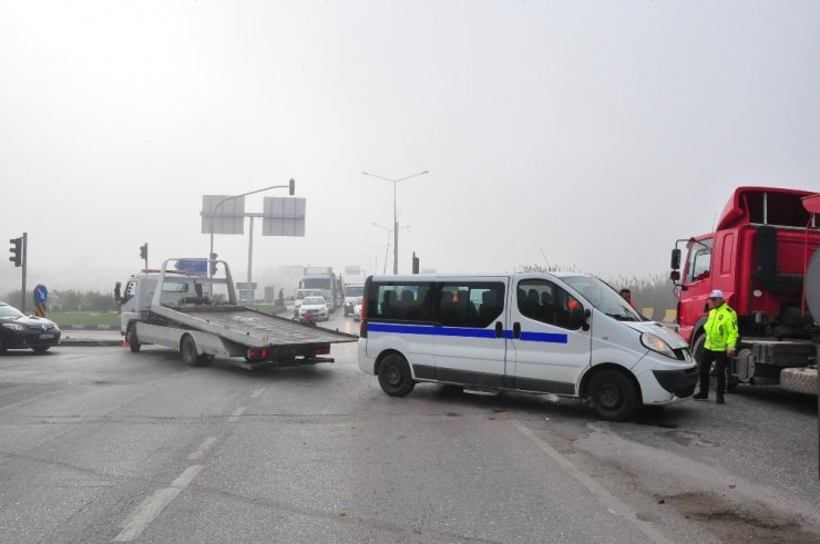 Diyaliz hastalarını taşıyan araç ile ticari araç çarpıştı: 8 yaralı